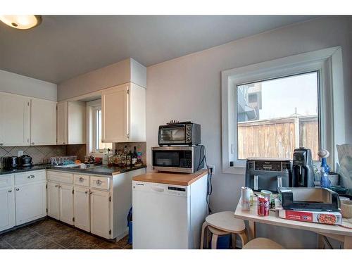 3203 9 Street Nw, Calgary, AB - Indoor Photo Showing Kitchen