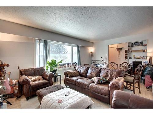 3203 9 Street Nw, Calgary, AB - Indoor Photo Showing Living Room