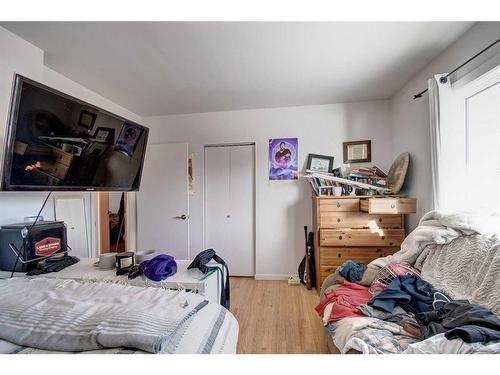 3203 9 Street Nw, Calgary, AB - Indoor Photo Showing Bedroom