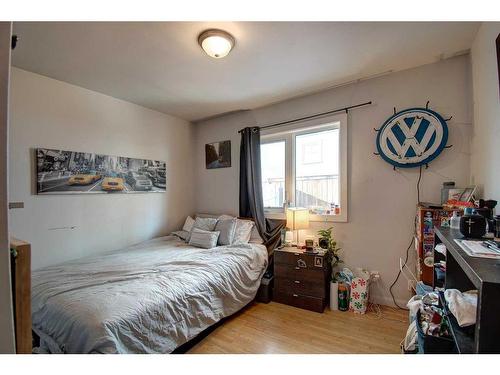 3203 9 Street Nw, Calgary, AB - Indoor Photo Showing Bedroom