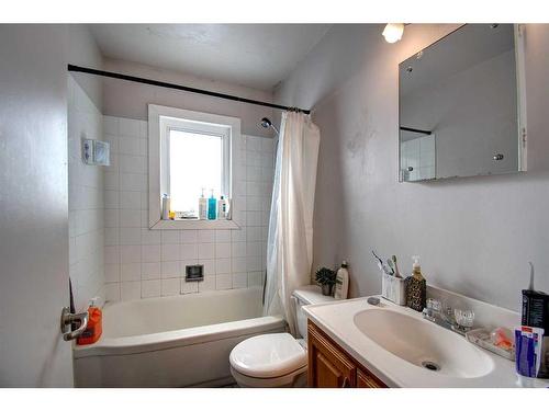 3203 9 Street Nw, Calgary, AB - Indoor Photo Showing Bathroom