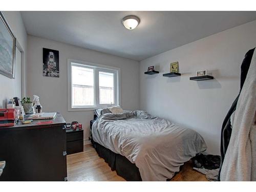 3203 9 Street Nw, Calgary, AB - Indoor Photo Showing Bedroom