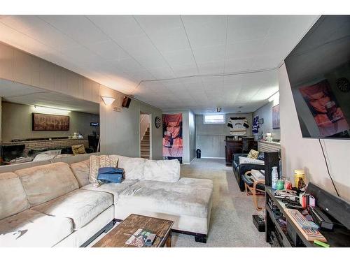 3203 9 Street Nw, Calgary, AB - Indoor Photo Showing Living Room