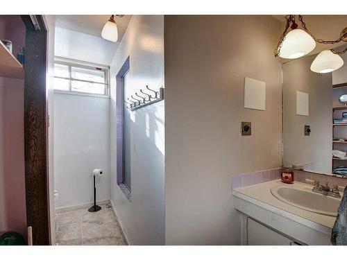 3203 9 Street Nw, Calgary, AB - Indoor Photo Showing Bathroom