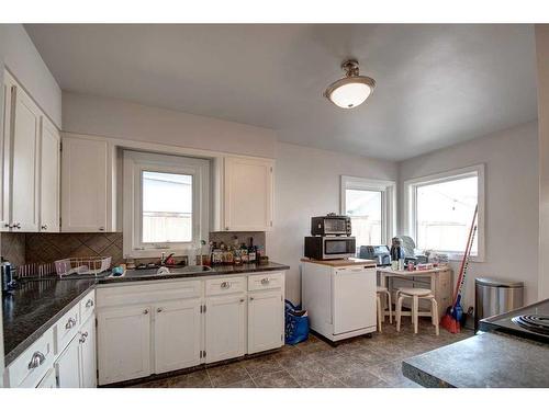 3203 9 Street Nw, Calgary, AB - Indoor Photo Showing Kitchen