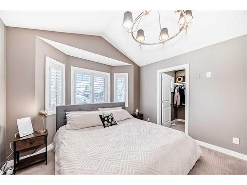 3327 40 Street Sw, Calgary, AB - Indoor Photo Showing Bedroom