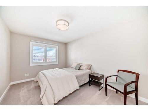 3327 40 Street Sw, Calgary, AB - Indoor Photo Showing Bedroom