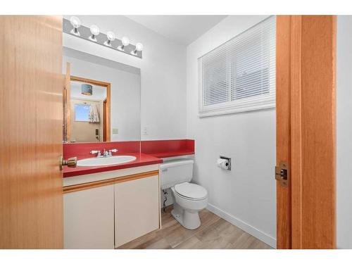 204 Macewan Glen Drive Nw, Calgary, AB - Indoor Photo Showing Bathroom