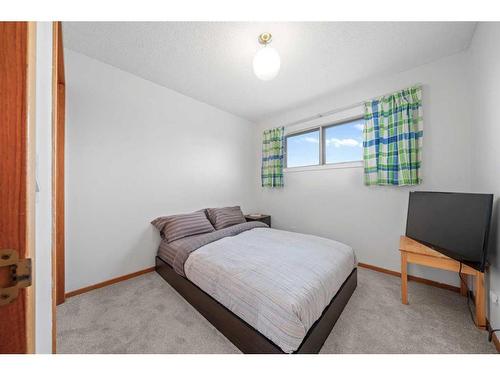 204 Macewan Glen Drive Nw, Calgary, AB - Indoor Photo Showing Bedroom