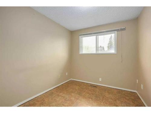 240 30 Avenue Ne, Calgary, AB - Indoor Photo Showing Other Room