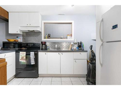 240 30 Avenue Ne, Calgary, AB - Indoor Photo Showing Kitchen