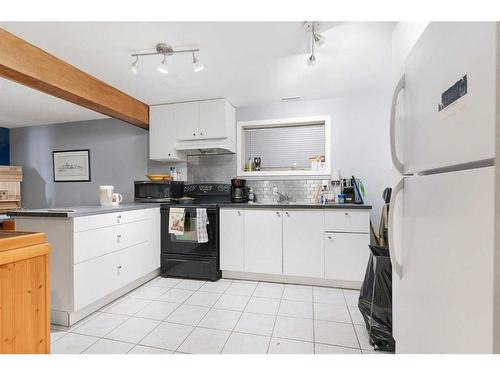 240 30 Avenue Ne, Calgary, AB - Indoor Photo Showing Kitchen