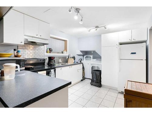 240 30 Avenue Ne, Calgary, AB - Indoor Photo Showing Kitchen