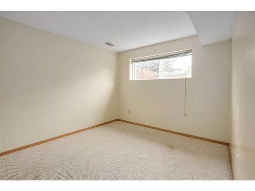 240 30 Avenue Ne, Calgary, AB - Indoor Photo Showing Other Room