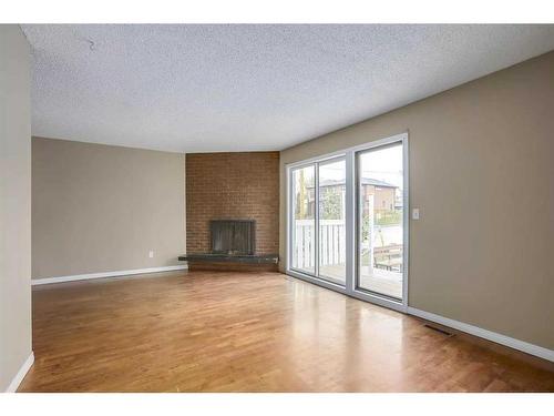 240 30 Avenue Ne, Calgary, AB - Indoor With Fireplace