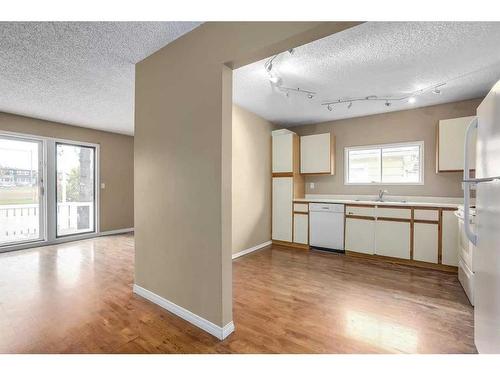 240 30 Avenue Ne, Calgary, AB - Indoor Photo Showing Kitchen