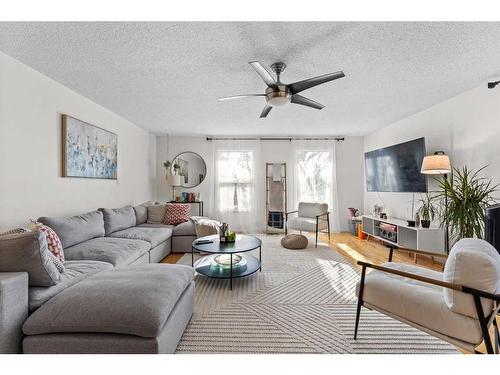 6810 6 Street Sw, Calgary, AB - Indoor Photo Showing Living Room