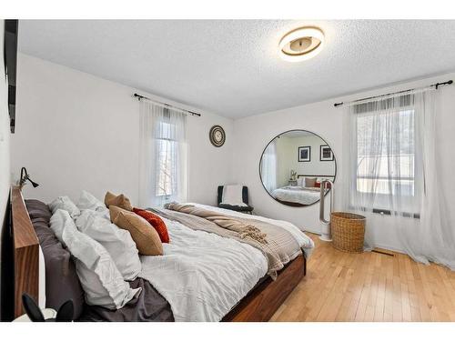 6810 6 Street Sw, Calgary, AB - Indoor Photo Showing Bedroom