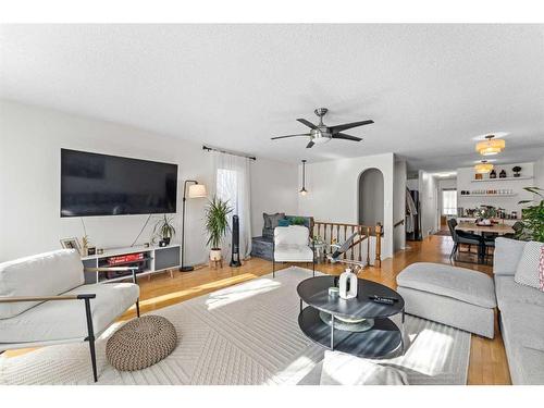 6810 6 Street Sw, Calgary, AB - Indoor Photo Showing Living Room