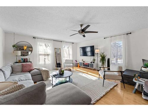 6810 6 Street Sw, Calgary, AB - Indoor Photo Showing Living Room