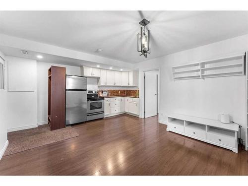 6810 6 Street Sw, Calgary, AB - Indoor Photo Showing Kitchen