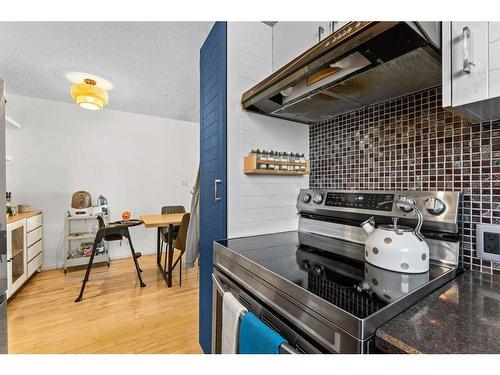 6810 6 Street Sw, Calgary, AB - Indoor Photo Showing Kitchen