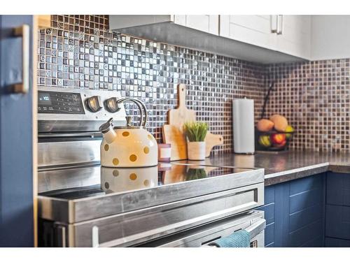 6810 6 Street Sw, Calgary, AB - Indoor Photo Showing Kitchen