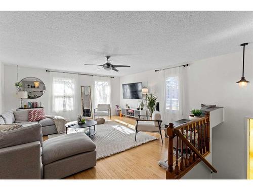 6810 6 Street Sw, Calgary, AB - Indoor Photo Showing Living Room