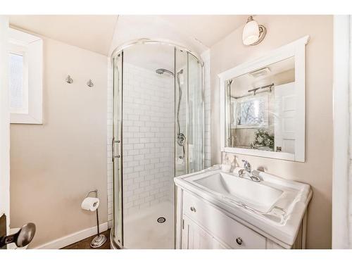 2125 36 Avenue Sw, Calgary, AB - Indoor Photo Showing Bathroom