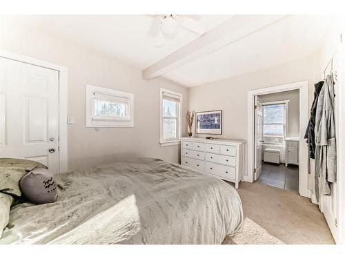 2125 36 Avenue Sw, Calgary, AB - Indoor Photo Showing Bedroom