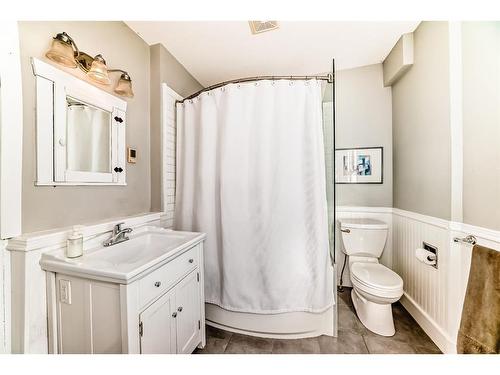 2125 36 Avenue Sw, Calgary, AB - Indoor Photo Showing Bathroom