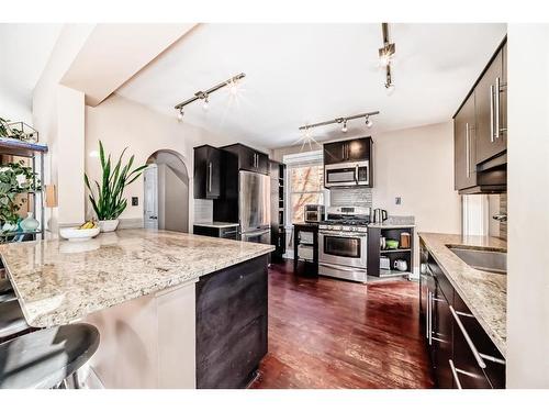 2125 36 Avenue Sw, Calgary, AB - Indoor Photo Showing Kitchen With Upgraded Kitchen