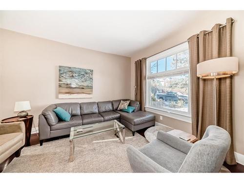 2125 36 Avenue Sw, Calgary, AB - Indoor Photo Showing Living Room