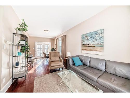 2125 36 Avenue Sw, Calgary, AB - Indoor Photo Showing Living Room