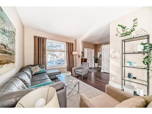 2125 36 Avenue Sw, Calgary, AB - Indoor Photo Showing Living Room