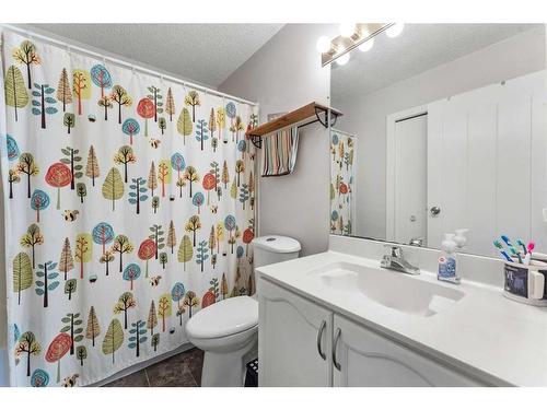 59 Mt Apex Green Se, Calgary, AB - Indoor Photo Showing Bathroom