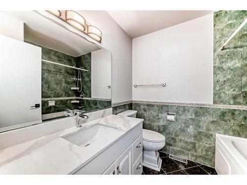 6636 Penbrooke Drive Se, Calgary, AB - Indoor Photo Showing Bathroom