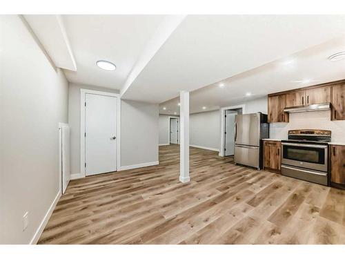 6636 Penbrooke Drive Se, Calgary, AB - Indoor Photo Showing Kitchen