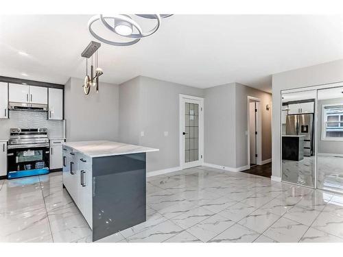 6636 Penbrooke Drive Se, Calgary, AB - Indoor Photo Showing Kitchen