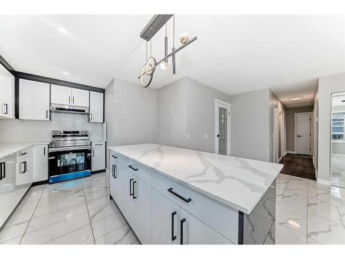 6636 Penbrooke Drive Se, Calgary, AB - Indoor Photo Showing Kitchen