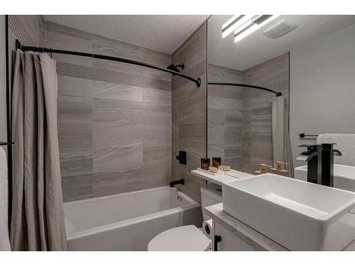 47 Henefer Road Sw, Calgary, AB - Indoor Photo Showing Bathroom