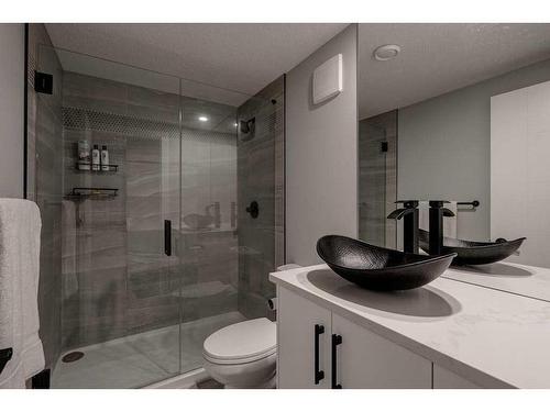 47 Henefer Road Sw, Calgary, AB - Indoor Photo Showing Bathroom