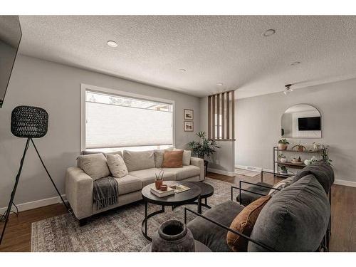 47 Henefer Road Sw, Calgary, AB - Indoor Photo Showing Living Room