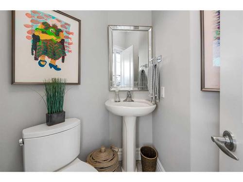 466 27 Avenue Nw, Calgary, AB - Indoor Photo Showing Bathroom