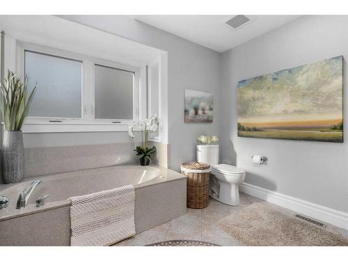 466 27 Avenue Nw, Calgary, AB - Indoor Photo Showing Bathroom