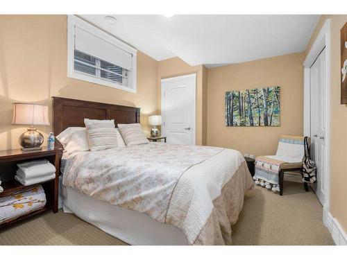 466 27 Avenue Nw, Calgary, AB - Indoor Photo Showing Bedroom