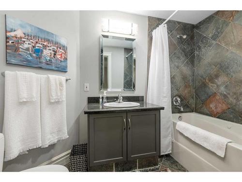 466 27 Avenue Nw, Calgary, AB - Indoor Photo Showing Bathroom