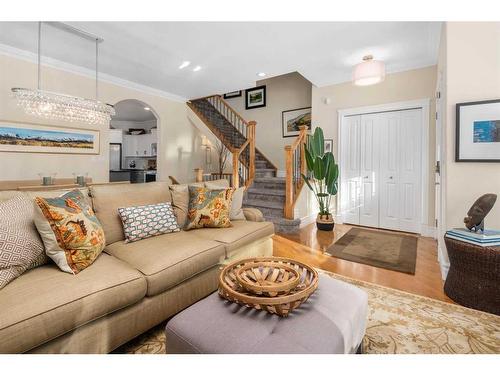 466 27 Avenue Nw, Calgary, AB - Indoor Photo Showing Living Room