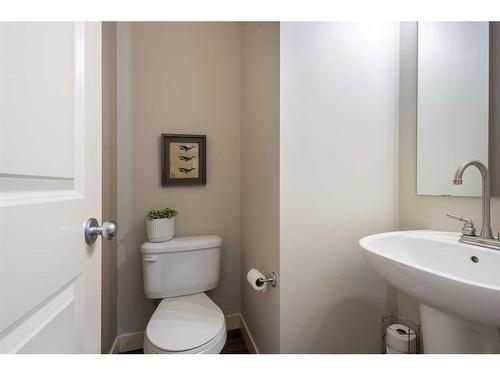 43 Elgin Terrace Se, Calgary, AB - Indoor Photo Showing Bathroom