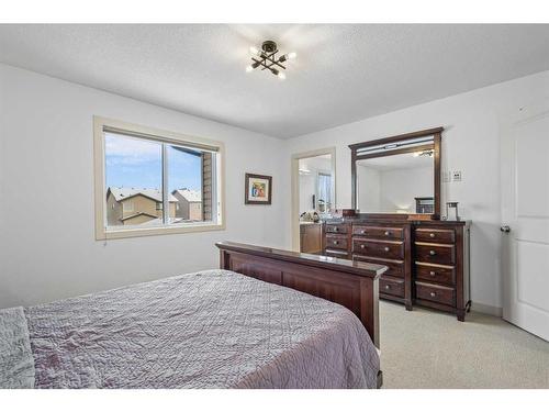 43 Elgin Terrace Se, Calgary, AB - Indoor Photo Showing Bedroom